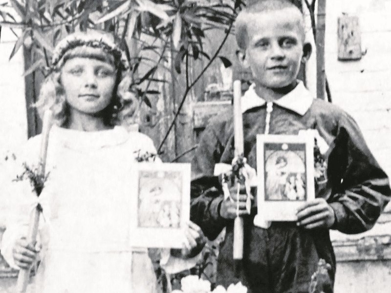 Rok 1937. Pierwsza Komunia Święta w Lubczy. Antoni Skrendo ma 11 lat, jego siostra Leokadia - dziewięć.