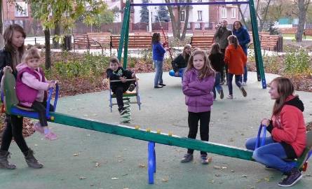 Dzieci mają wiele frajdy z placu zabaw w parku.