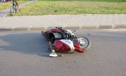 15-letni motorowerzysta pod kołami samochodu. Kierowca osobówki wjechał jeszcze w słup (zdjęcia)