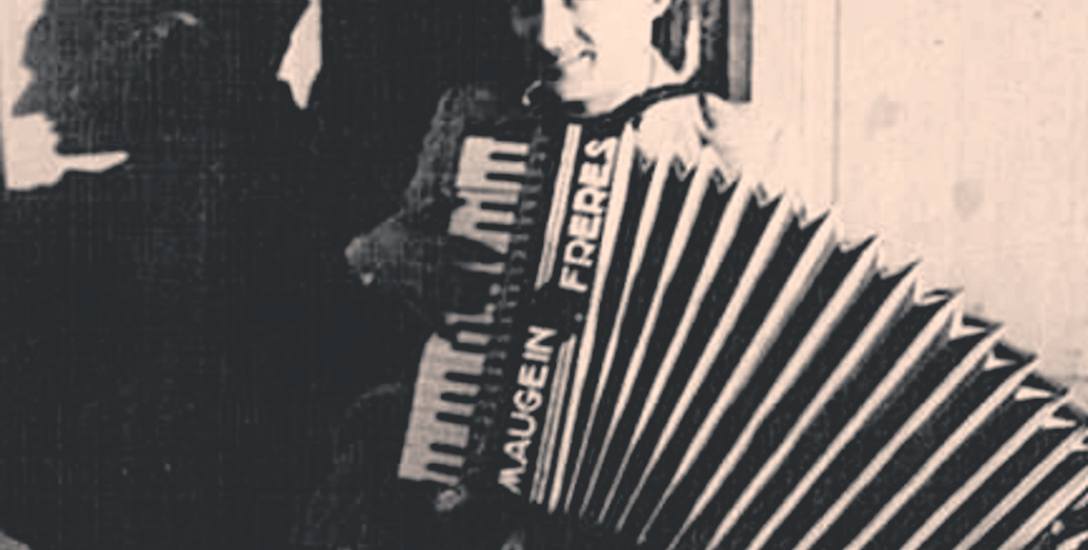 Jak widać, Czesław Bojarski miał też zdolności muzyczne. Zdjęcie wykonane w 1941 roku