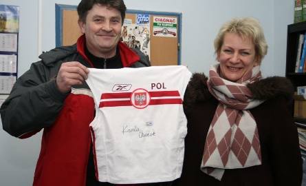 Ewa i Tomasz Chudzikowie z koszulką swojej córki Kamili, brązowej medalistki mistrzostw świata w wieloboju.