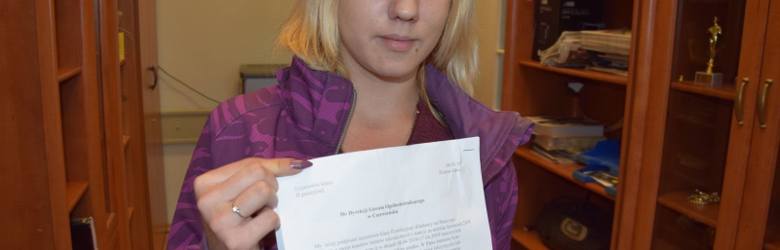 Awantura w liceum w Czerwieńsku. Michelle Marycka pokazuje pismo skierowane do dyrekcji szkoły o zwrot kosztów biletów miesięcznych i stancji.