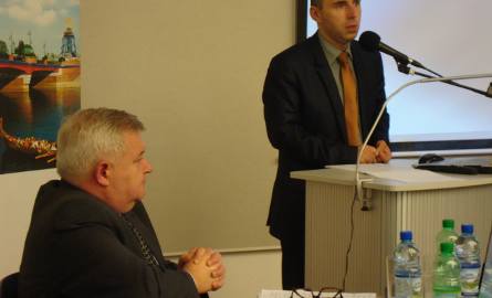 Prowadzący debatę prezydent T.Jędrzejczak i ekspert M. Gromadzki cierpliwie odpowiadali na wszystkie pytania.