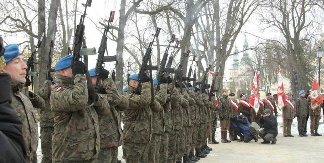 Salwami honorowymi i złożeniem wieńców uczczono w niedzielę w Kielcach 75 rocznicę przemianowania Związku Walki Zbrojnej na Armię Krajową.