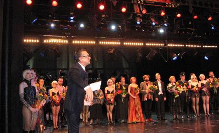 Gratulacje dla zespołu od dyrektora teatru, Zbigniewa Rybki.