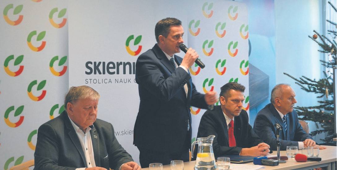 Zarówno Krzysztof Jażdżyk, jak i obaj wiceprezydenci Skierniewic sumiennie stosują się do przepisów kodeksu pracy