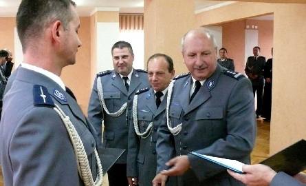 Awanse wręczali (od prawej) Igor Parfieniuk - szef podlaskiej policji, Jarosław Stankiewicz - komendant białostockiej policji oraz Daniel Kołnierowicz,