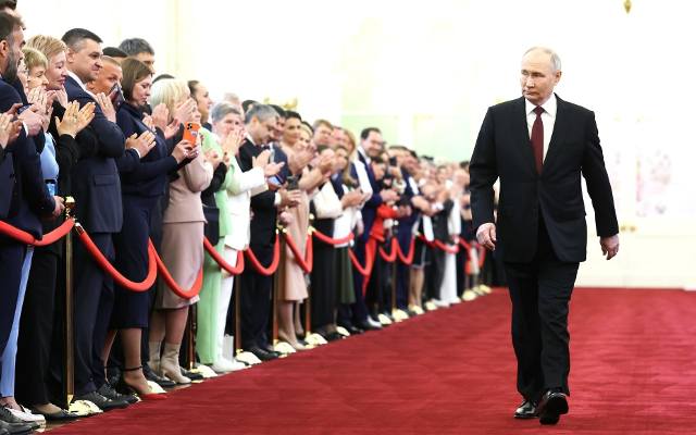 Gra kremlowskich wież. Putin przesuwa figury na szachownicy Rosji