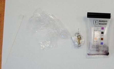 Funkcjonariusze w samochodzie znaleźli niewielką ilość heroiny oraz strzykawkę z igłą