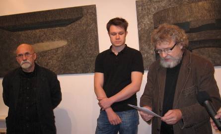 Osiągniecia młodego twórcy (w środku) przedstawił Wiesław Jelonek, kurator Rogatki