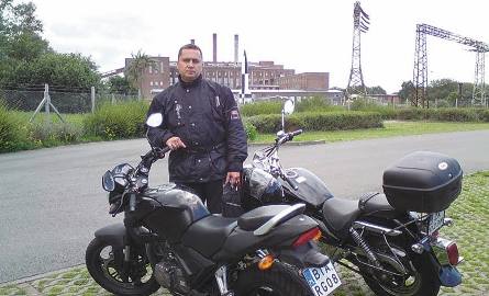 Adam Samsel również pracuje w służbie więziennej. On by zapomnieć o pracy jeździ motocyklem.