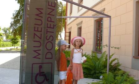 Maja i Igor w muzeum bez barier przystosowanym dla niepełnosprawnych, także czują się lepiej.