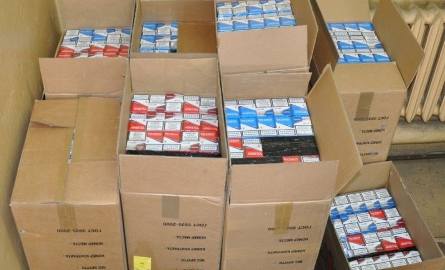 Policjanci przechwycili 10 tysięcy paczek papierosów bez polskich znaków skarbowych akcyzy. Wartość rynkowa to około 100 tysięcy złotych.