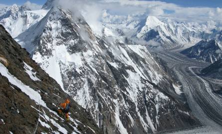 Darek Załuski, jeden z członków wyprawy na K2, przy zejściu z obozu IV