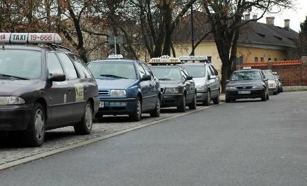 Po remoncie ulicy Grodzkiej ubyło kilku miejsc parkingowych. Część taksówkarzy muszi parkować na ulicy.