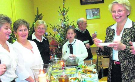 Minister Beata Oczkowicz (z prawej), zaproszona do Korczyna na konkurs „Tradycyjna Potrawa Bożonarodzeniowa 2014”, degustowała świąteczne smakołyki -