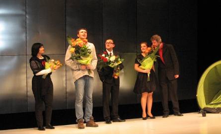 Po premierze twórcy spektaklu otrzymali kwiaty; od lewej Iza Toroniewicz, scenograf, Robert Mazurek, Zbigniew Rybka, Magdalena Witczak i Krzysztof P
