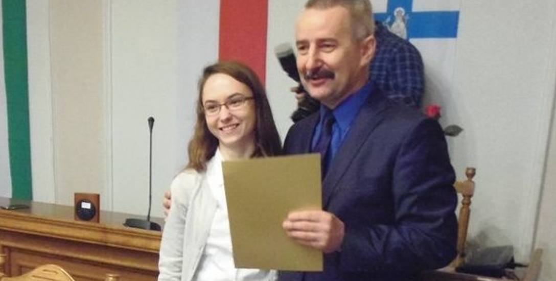 Stypendystka z gimnazjum w Stobnie  Dominika Przybylska odebrała gratulacje od burmistrza Tadeusza Kowalskiego.