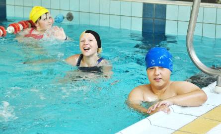 Natalia, Dominika i Mikołaj wzajemnie udzielali sobie rad dotyczących pływania.