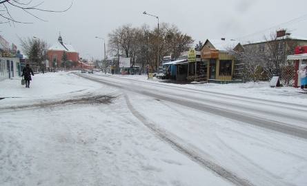 Ostrołęka pod śniegiem. Ulice jak lodowisko (zdjęcia)
