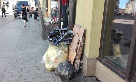 Stosy śmieci można znaleźć także w innych miejscach starówki - tu przy ulicy Szerokiej