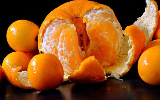 Mandarynki - oto skutki jedzenia tych owoców. To dzieje się z nami, gdy jemy dużo mandarynek [23.11.2023 r.]