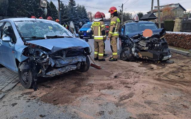 Wypadek w Skawinie. Zderzyły się dwa samochody osobowe. Dwie osoby zostały ranne