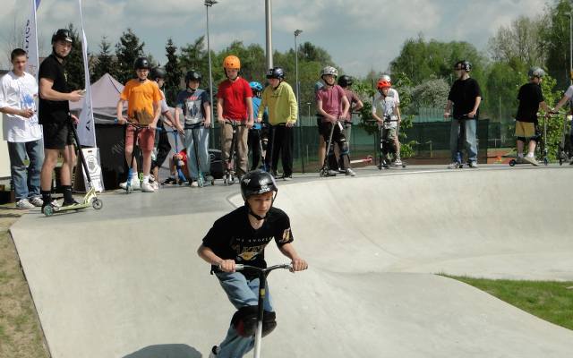 Skatepark na Zarabiu otwarty! Z nowej atrakcji w Myślenicach korzysta mnóstwo dzieci i młodzieży 
