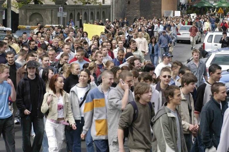 Największe protesty i manifestacje w Opolu. Obrona województwa i unieważnienie matur, Czarny Protest, Łańcuch Światła