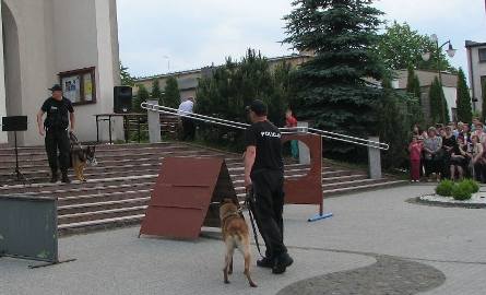 Publiczność mogła też obejrzeć pokaz tresury psów policyjnych przez koneckich mundurowych: Leszka Myszkowskiego i Rafała Münnicha.