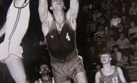 Piotr Lewandowski (nr 4 na koszulce) przez lata stanowił o sile stalowowolskiej koszykówki.