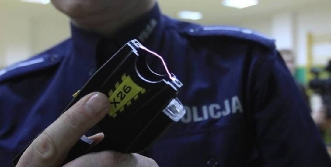 Jest akt oskarżenia dla policjantów z Kołobrzegu, którzy użyli tasera na komendzie