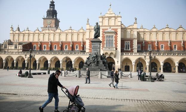 Kraków Miastem Roku 2021. Krakowskie Sukiennice zachwycają zagranicznych turystów połączeniem dawnej architektury z żywiołowością współczesnego handlu