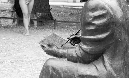 Naga dziewczyna pozuje malarzowi Janowi Korczowi. Pomnik stoi przy ul. Łokietka.