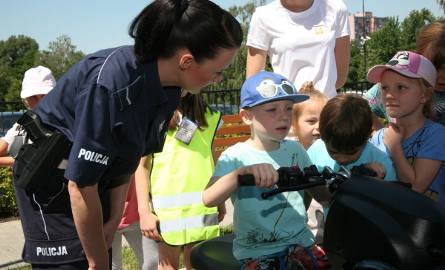 Funkcjonariusze z Komendy Miejskiej Policji w Radomiu odwiedzili najmłodszych, którzy korzystają z półkolonii organizowanych przez Aquapark.