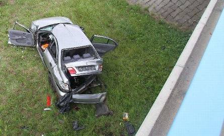 Wypadek w Jamnicy. Samochód uderzył w barierkę, spadł z kilku metrów. Kierowca był pijany (zdjęcia, WIDEO)
