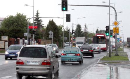 Zdaniem kierowców korki tworzą się przez źle ustawione światła. – W godzinach szczytu dłużej powinno się palić zielone dla jadących Słowackiego – uw