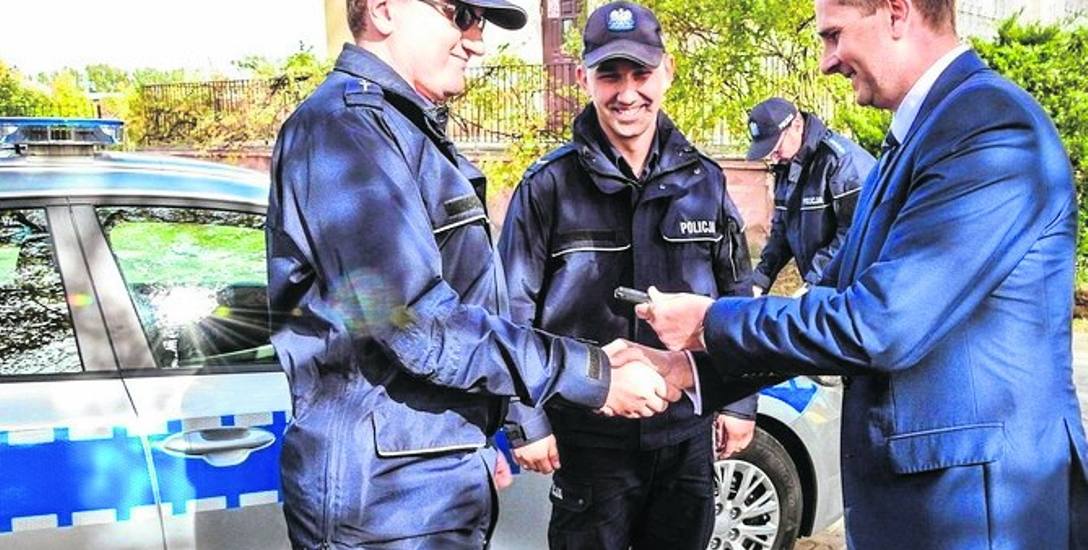 Prezydent Krzysztof Jażdżyk kilka lat temu przekazywał  kluczyki do policyjnego samochodu, zakupionego przez miasto