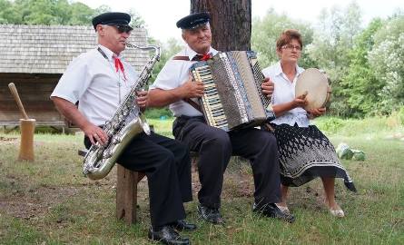 Oczekującym na świeże pierogi czas umilała kapela Stefana Imiołka, grająca ludowe melodie.