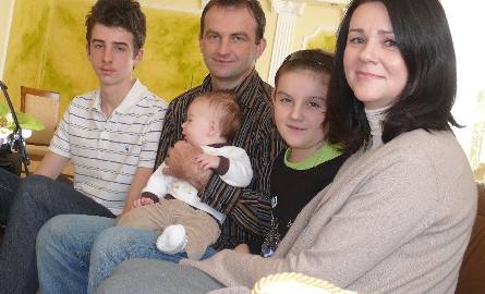 Rodzina w pełnym składzie (od lewej): syn Piotr, Tomasz Brożyna z Adasiem, córka Ewa i żona Dorota.