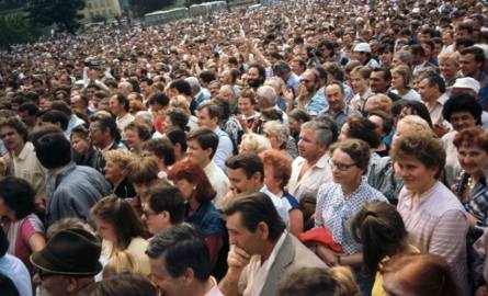 20 maja, wiec przedwyborczy z udziałem Lecha Wałęsy  na placu pryz ul. 3 Maja