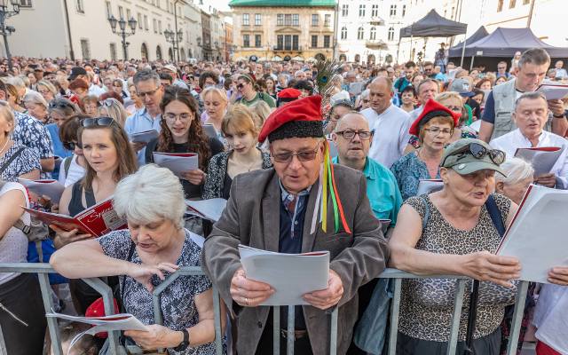Na Małym Rynku rozbrzmiały patriotyczne pieśni z okazji krakowskich obchodów Święta 3 Maja