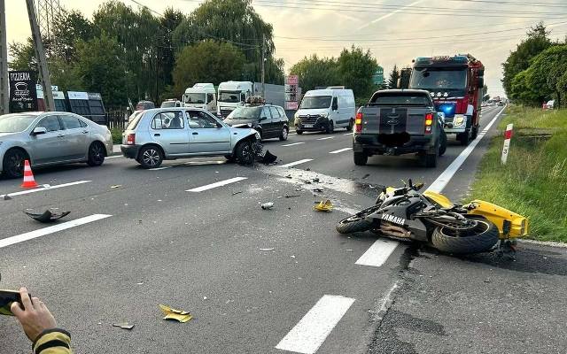 Motocyklista zderzył się z samochodem osobowym na krajówce. Wypadek na trasie Kraków-Warszawa