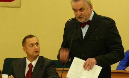 Przewodniczący rady Antoni Kłosowski w końcu pokazał radnym punkt regulaminu, który pozwala mu ograniczyć nadmierne gadulstwo.