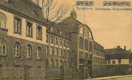 Budynek powstał w 1907 roku dla seminarium nauczycielskiego katolickiego. Jako seminarium, a później liceum pedagogiczne służył do połowy lat 60. XX