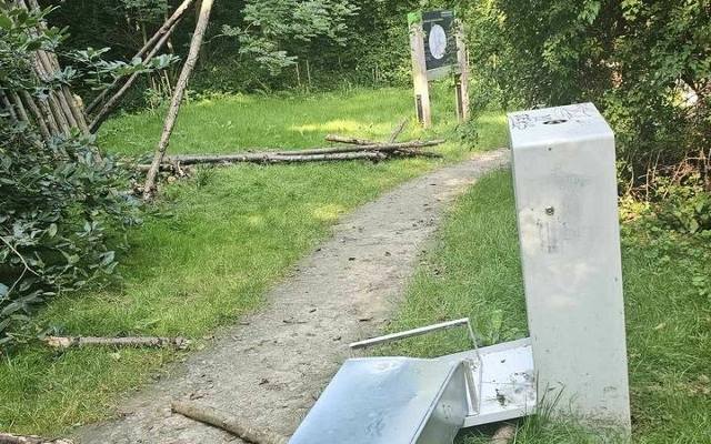 Kolejny akt wandalizmu w Krakowie. Słynny park Reduta z lasem koszy zniszczony