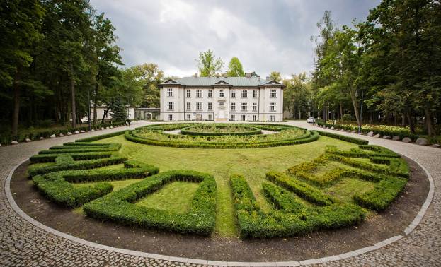 Po zakończeniu rewitalizacji w 2020 r. pałac w Karolinie odzyskał dawną wspaniałość. Rok później w jego wnętrzach powstało Centrum Folkloru Polskiego