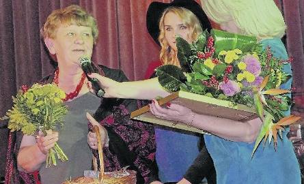 Życzenia, kwiaty, prezenty. Przy mikrofonie Barbara Kurek - była dyrektorka Starachowickiego Centrum Kultury.