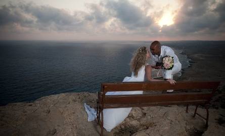 Ślub odbył się w romantycznej scenerii, na jednej z cypryjskich plaż. A później była kolacja i uroczysta sesja zdjęciowa.