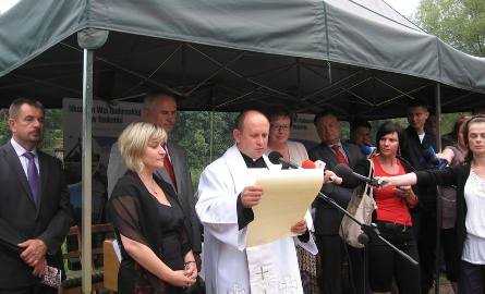 Akt erekcyjny odczytał ksiądz  Mirosław Kszczot,  proboszcz Parafii Miłosierdzia Bożego w Radomiu.